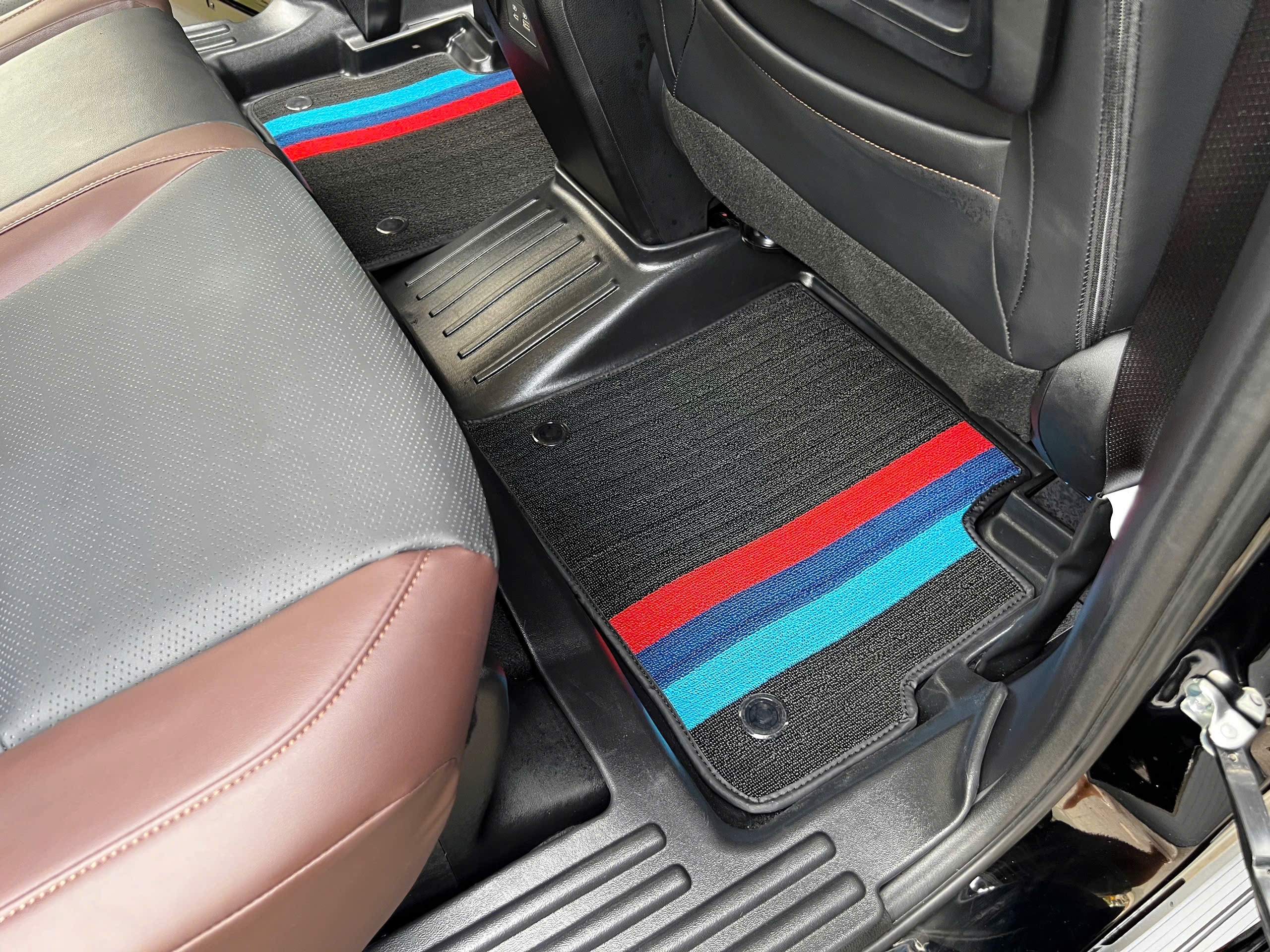 Tham lot san Mitsubishi Destinator (3)