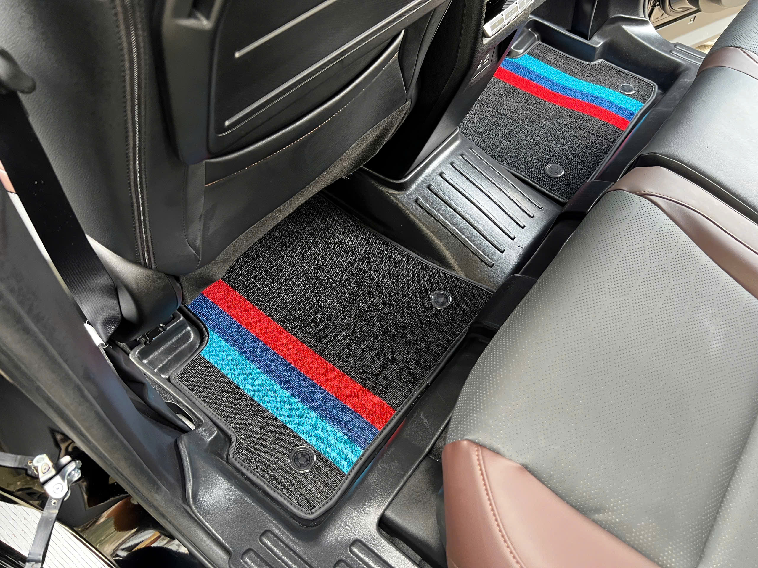 Tham lot san Mitsubishi Destinator (4)