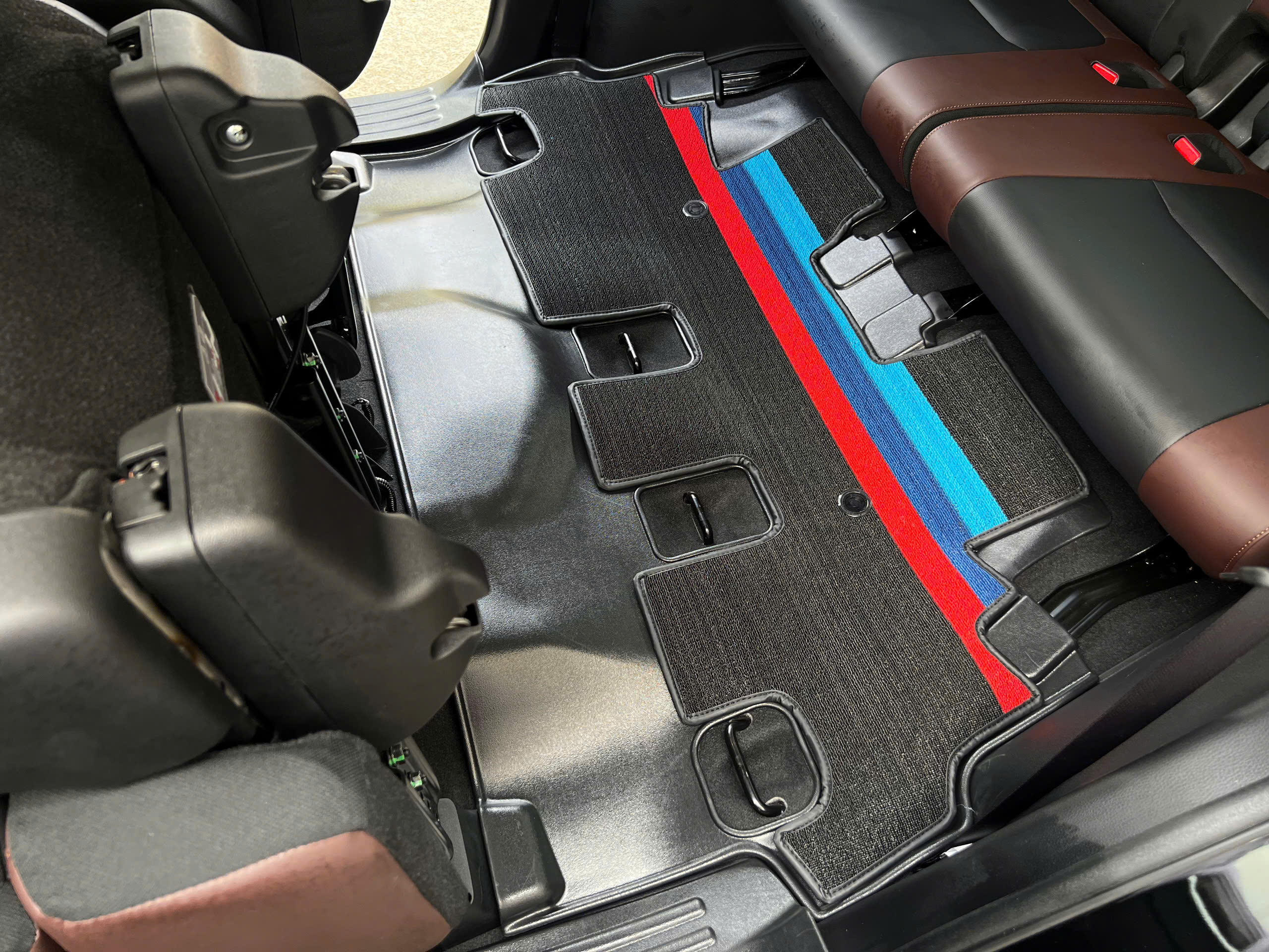 Tham lot san Mitsubishi Destinator (6)